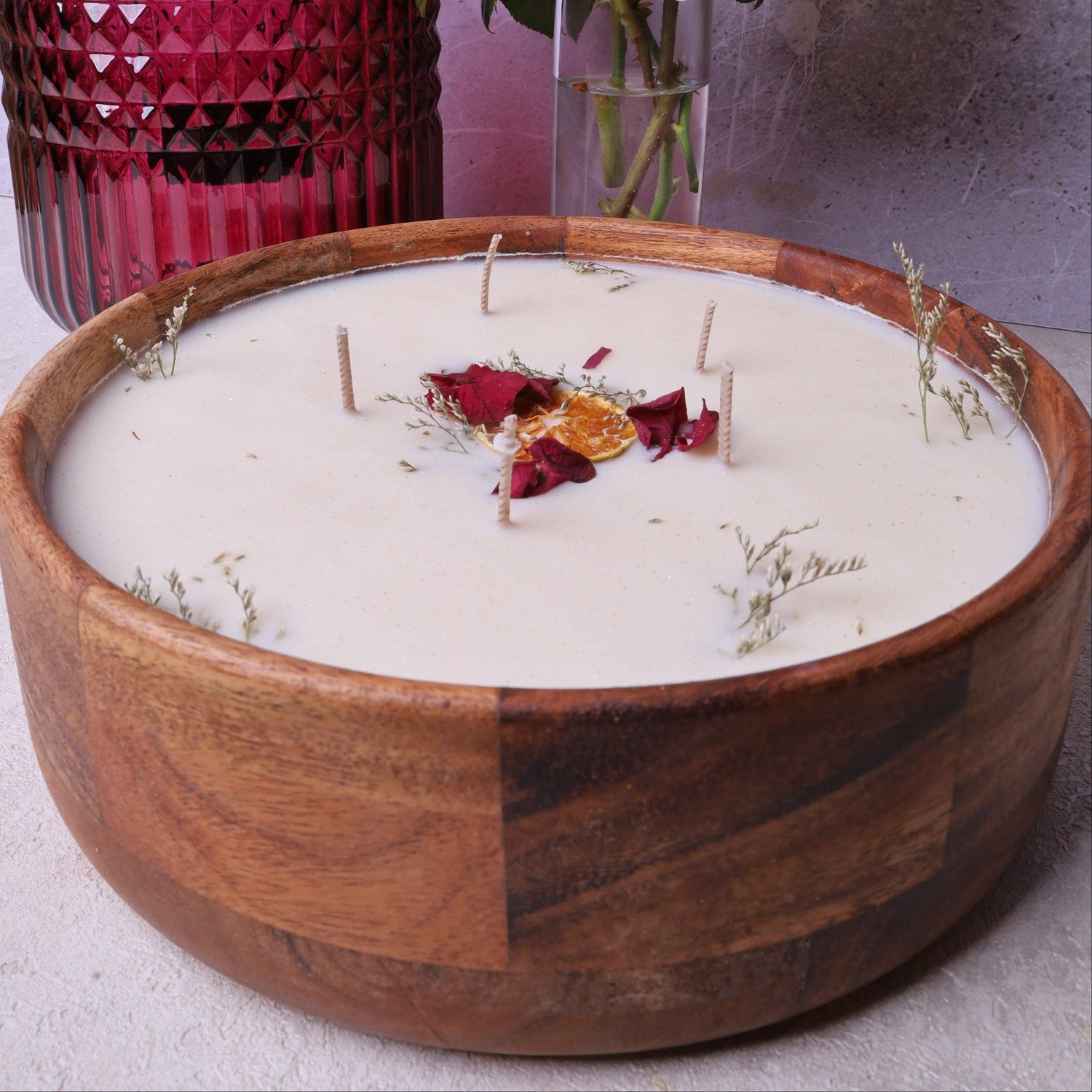 Soy wax candle in a wooden bowl by Velarte, with a warm, natural look and flickering flame for cozy ambiance.