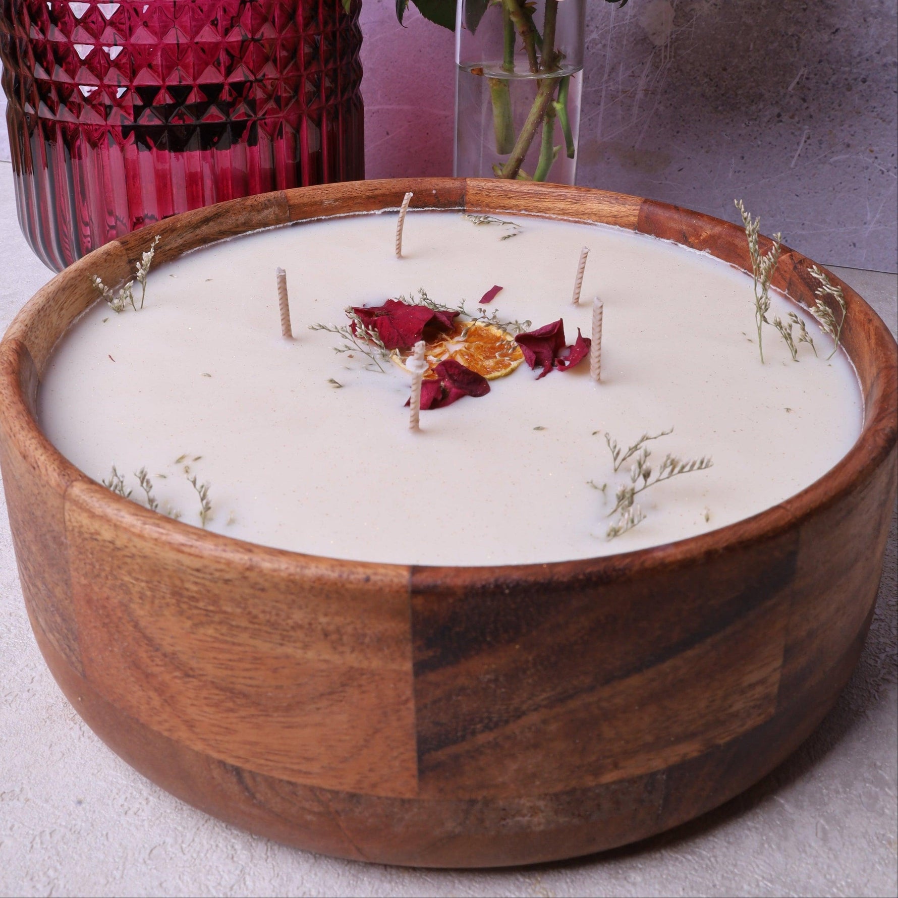Soy wax candle in a wooden bowl by Velarte, with a warm, natural look and flickering flame for cozy ambiance.