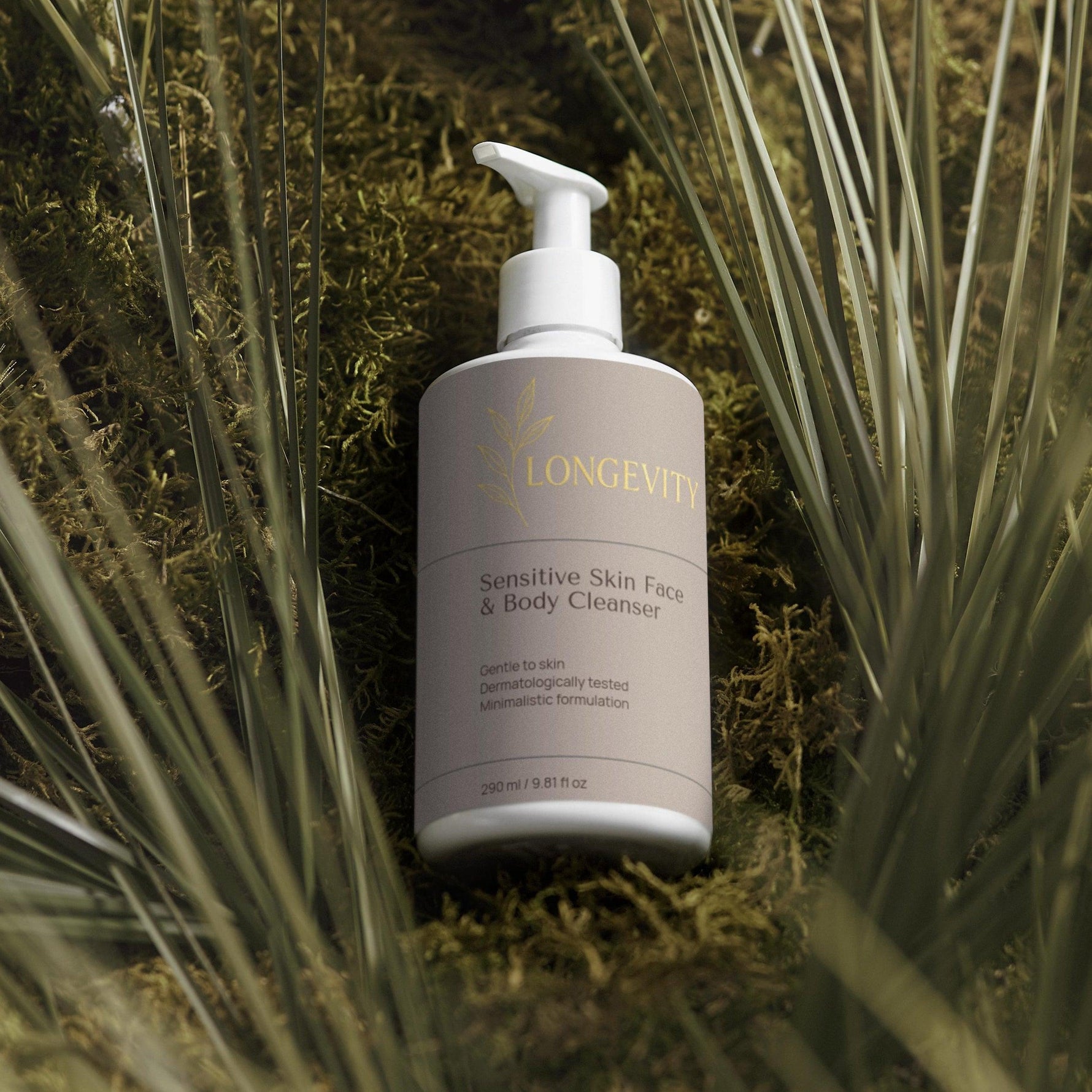 Sensitive skin face and body cleanser from SELFNAMED, 290 ml, with gentle, nourishing formula shown in a clear bottle.