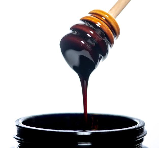Herbalistas MountainDrop Shilajit 25g blend with raw chestnut honey in a jar, showcasing the natural honey and herbal infusion.